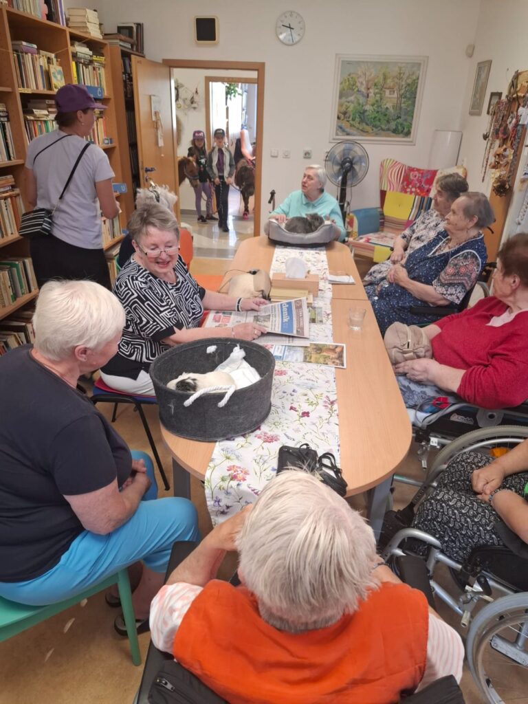 Klienti a dobrovolnice s morčátkem