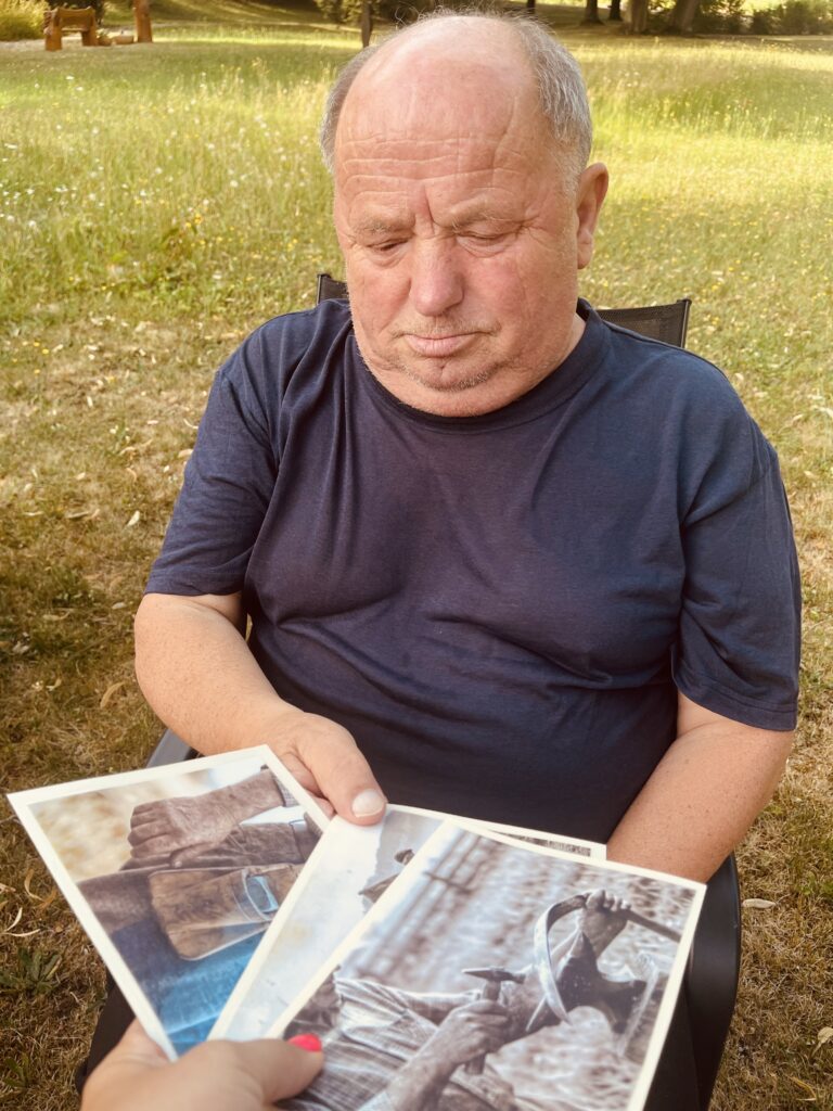 Klient si vybírá fotografii ke kosení trávy