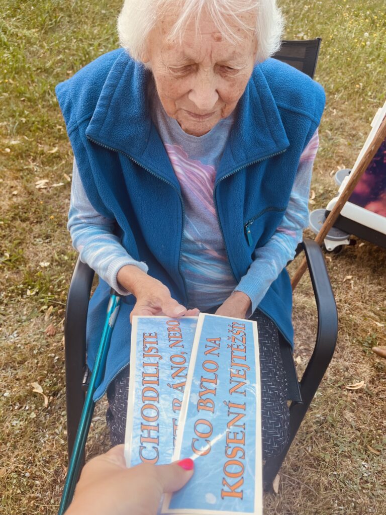 Klientka si vybírá otázku ke kosení trávy