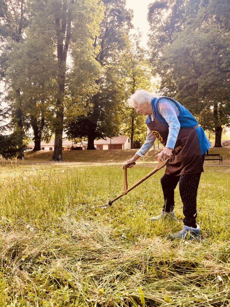 Klientka kosí trávu