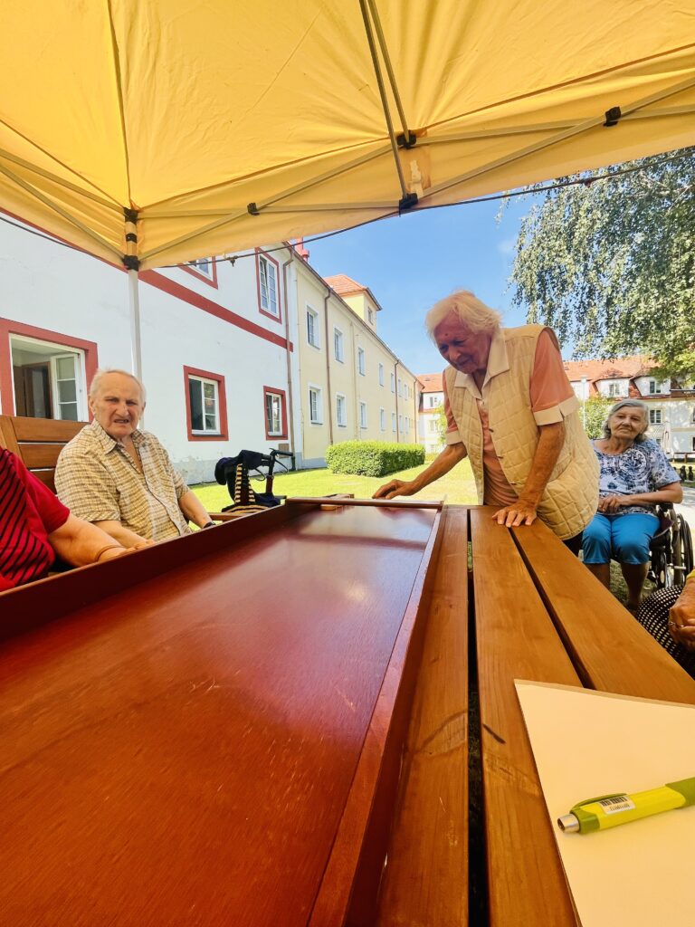 Klientka soutěží ve hře Holandský billiard