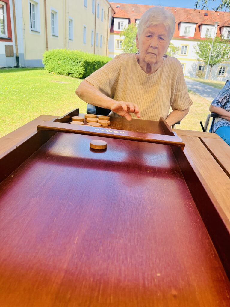 Klientka střílí kamenem ve hře Holandský billiard