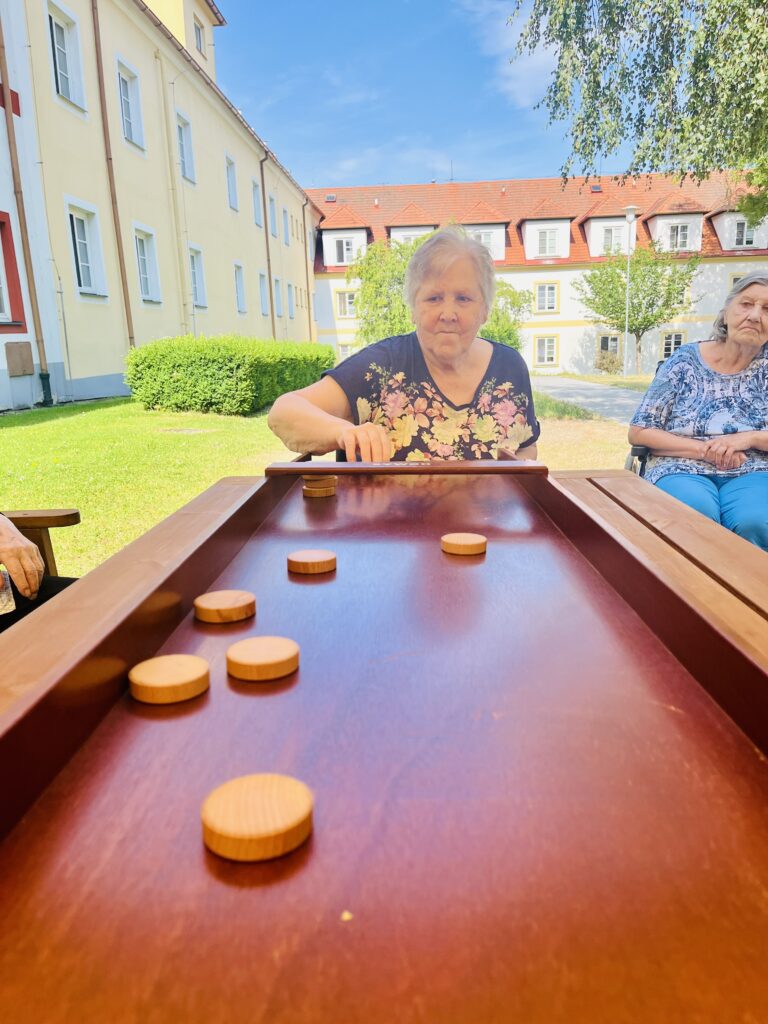 Klientka střílí kamenem ve hře Holandský billiard