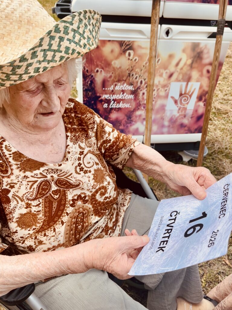 Klientka se zorientovává v čase a ročním období - čte ceduli papíru s datem a ročním obdobím