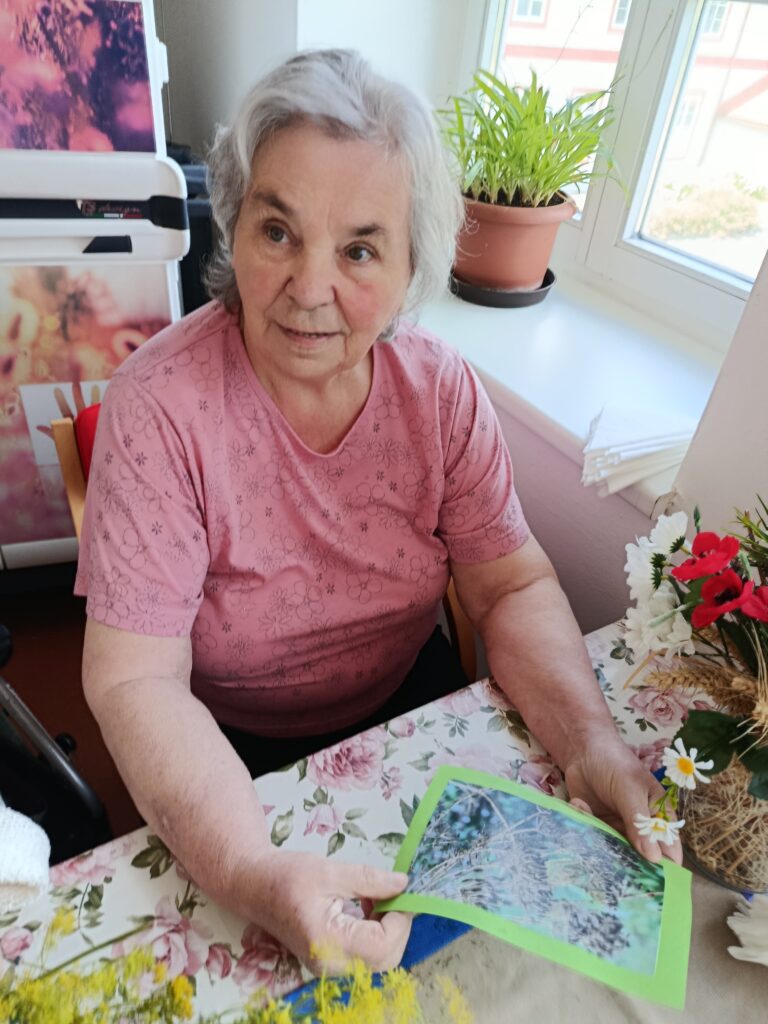 Klientka si prohlíží fotografii s koprem
