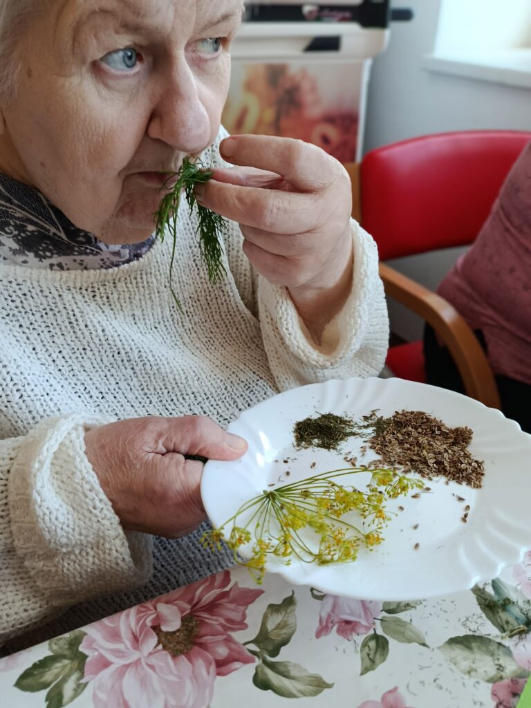 Klientka si přčichá ke kopru