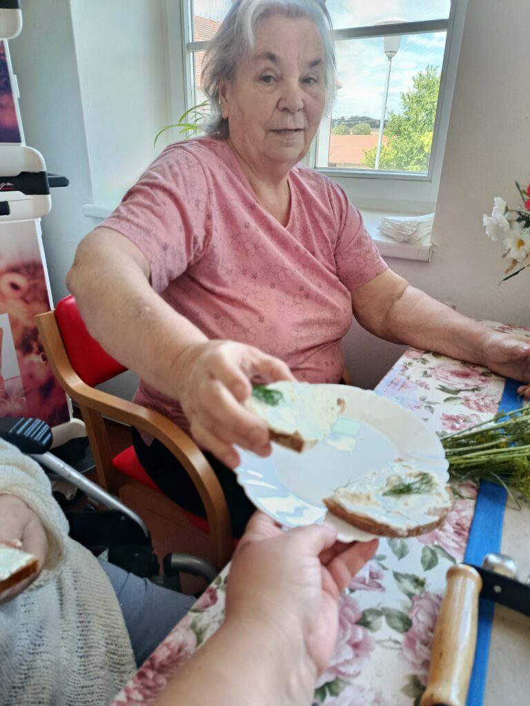 Klientka si bere chléb s pomazánku s koprem
