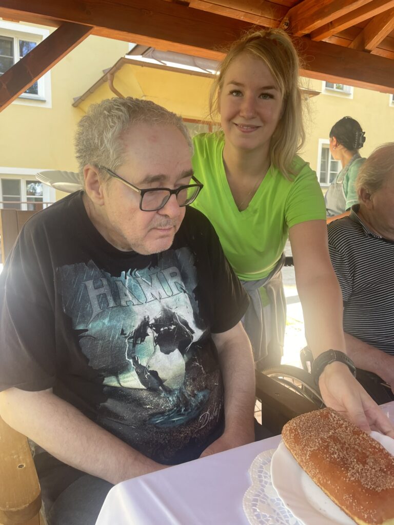 pečovatelka obsluhuje klienta