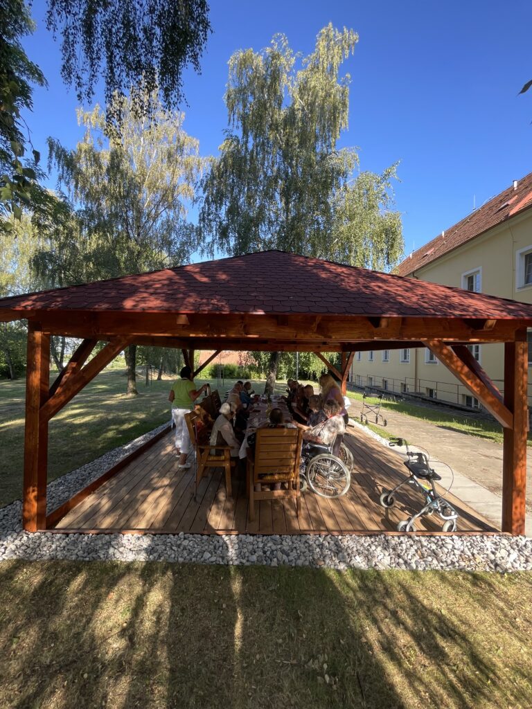 záběr na pergolu