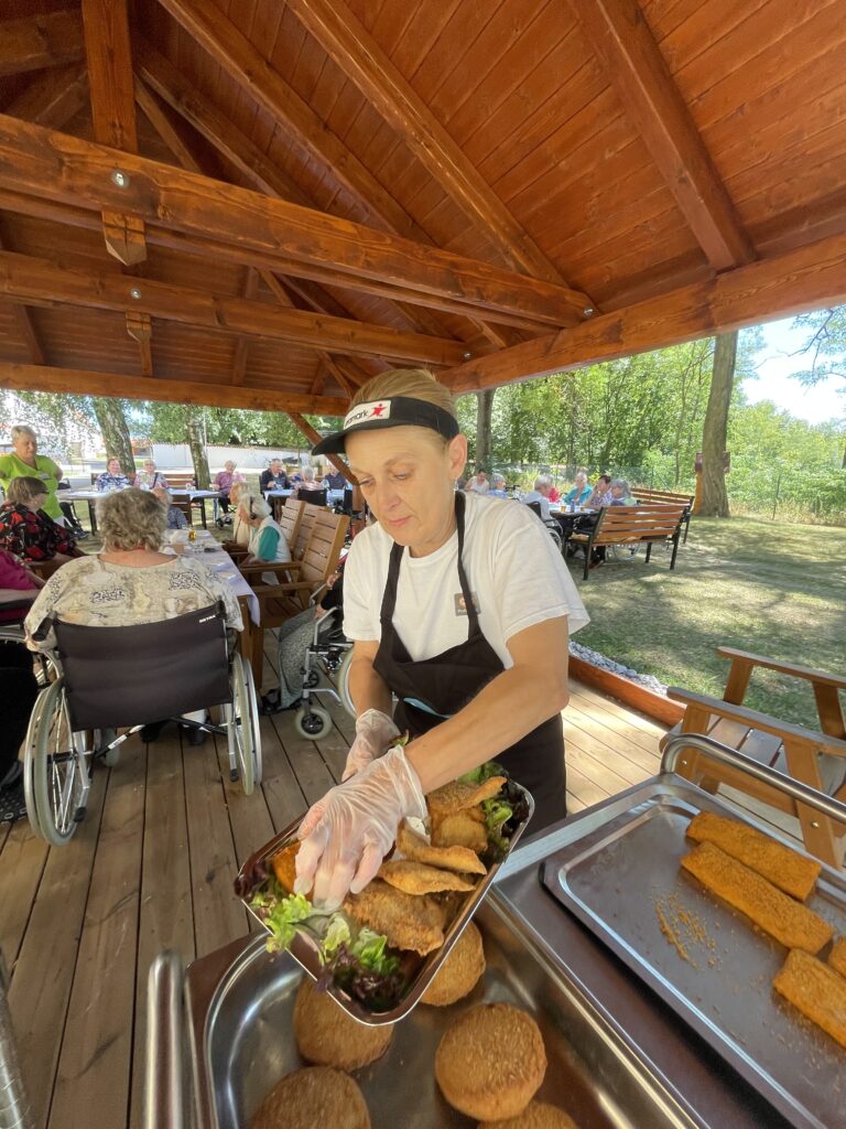 kuchařky ukazují nabídku řízků