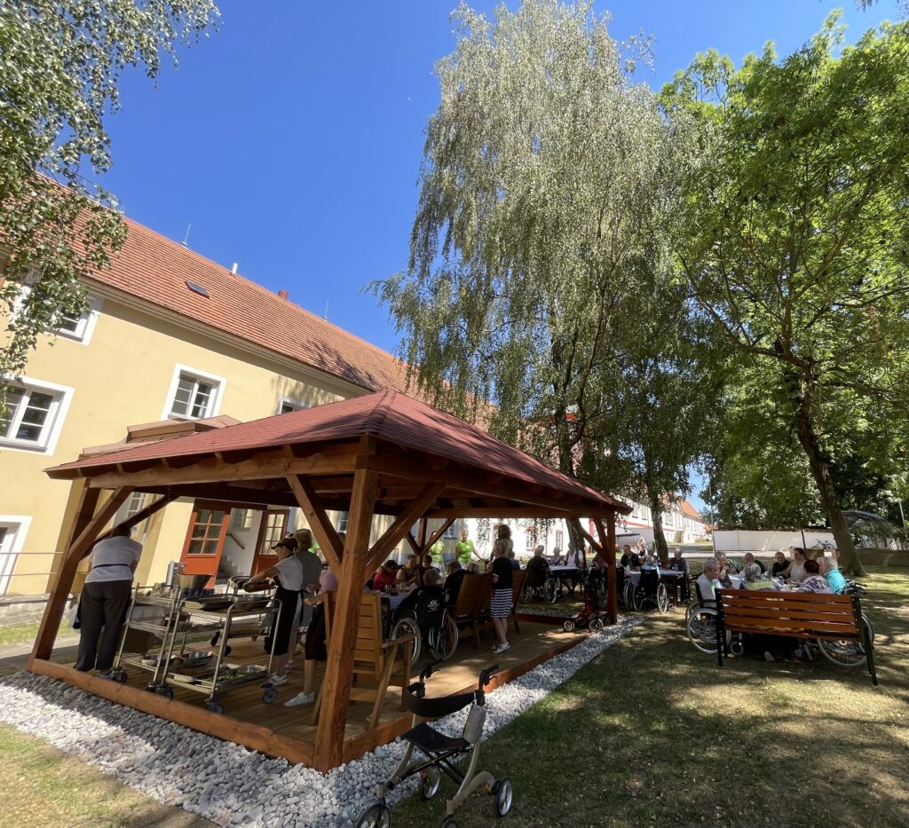 vzdálený záběr na pergolu s klienty
