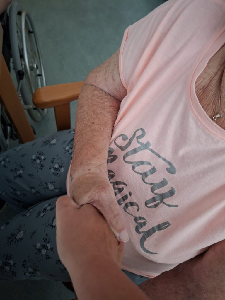 podání ruky na zahájení smyslovky