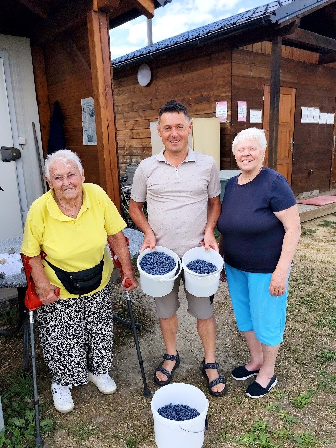klientky s majitelem farmy a kyblíkama borůvek