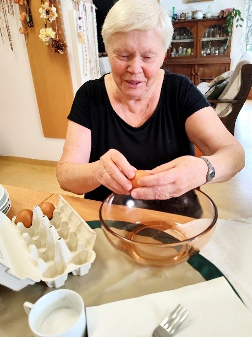 klientka rozklepává vajíčko