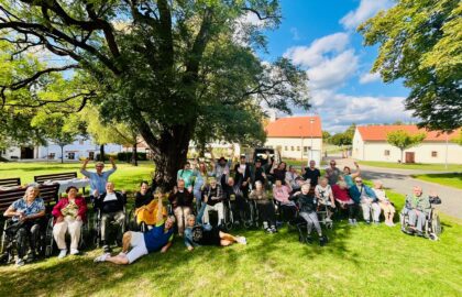Společné foto klientů domova a kapely MUF