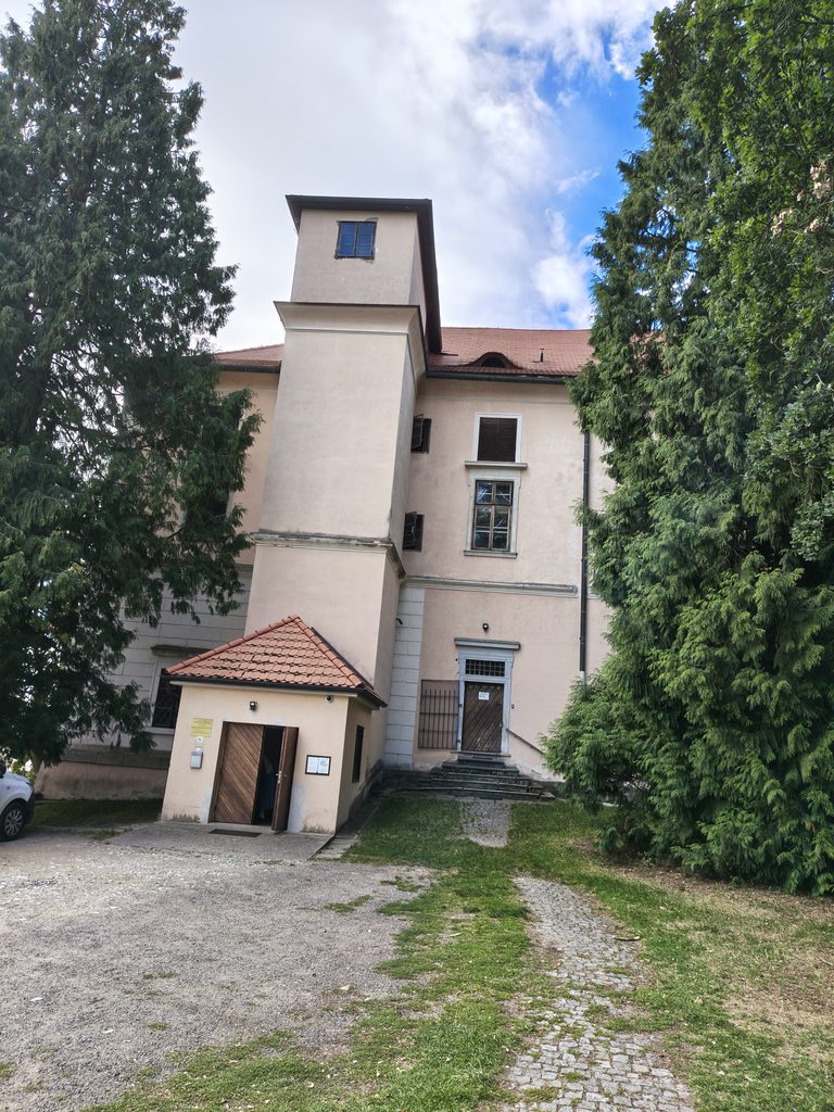 boční vhod do zámku ve Štěkni