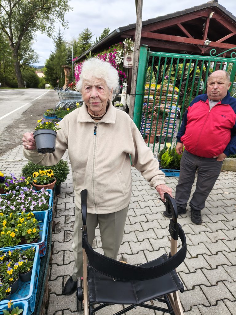 Klientka si kupuje macešku
