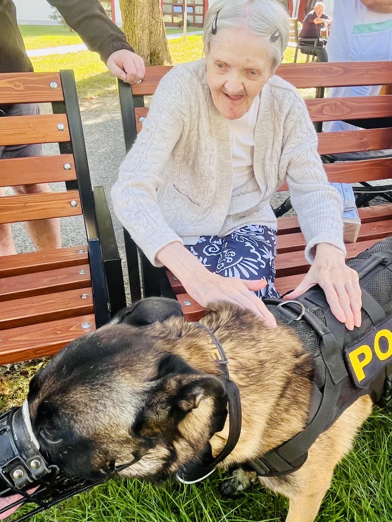 Klientka si hladí policejního psa