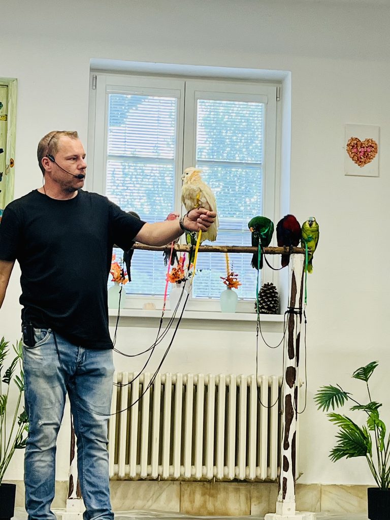 Pan Milan Jarolímek představuje papouška