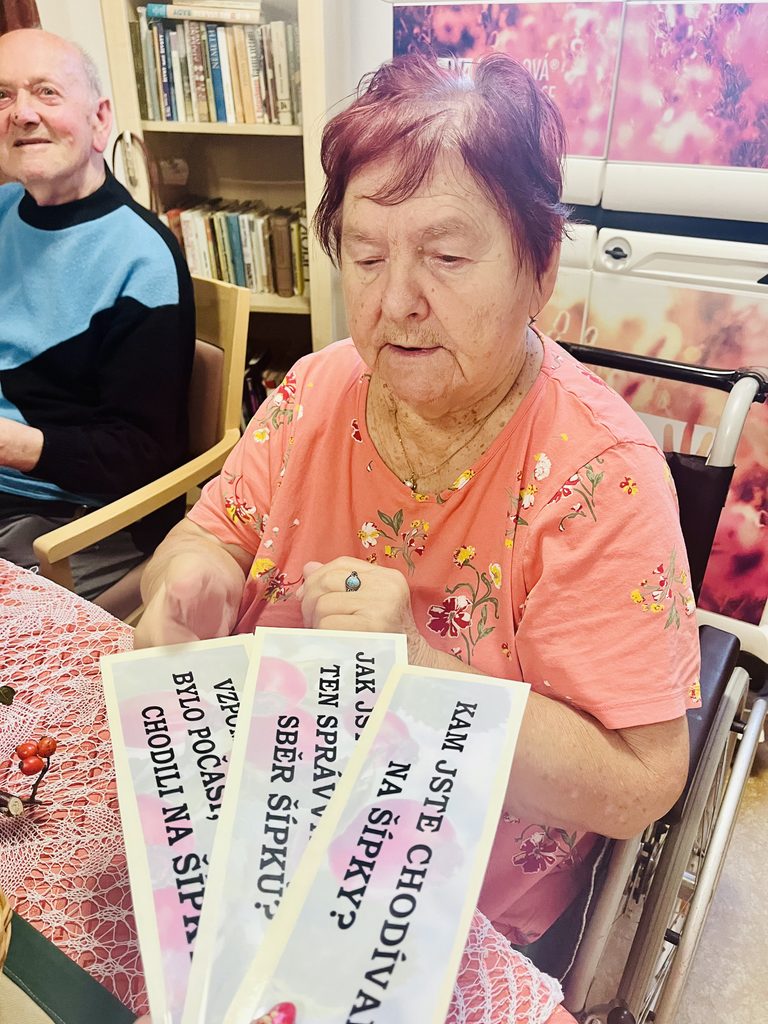 Klientka si vybírá otázku k tématu sběr šípků