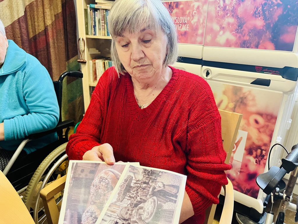 Klientka si vybírá obrázek ke komunikaci o pouťovém koláči