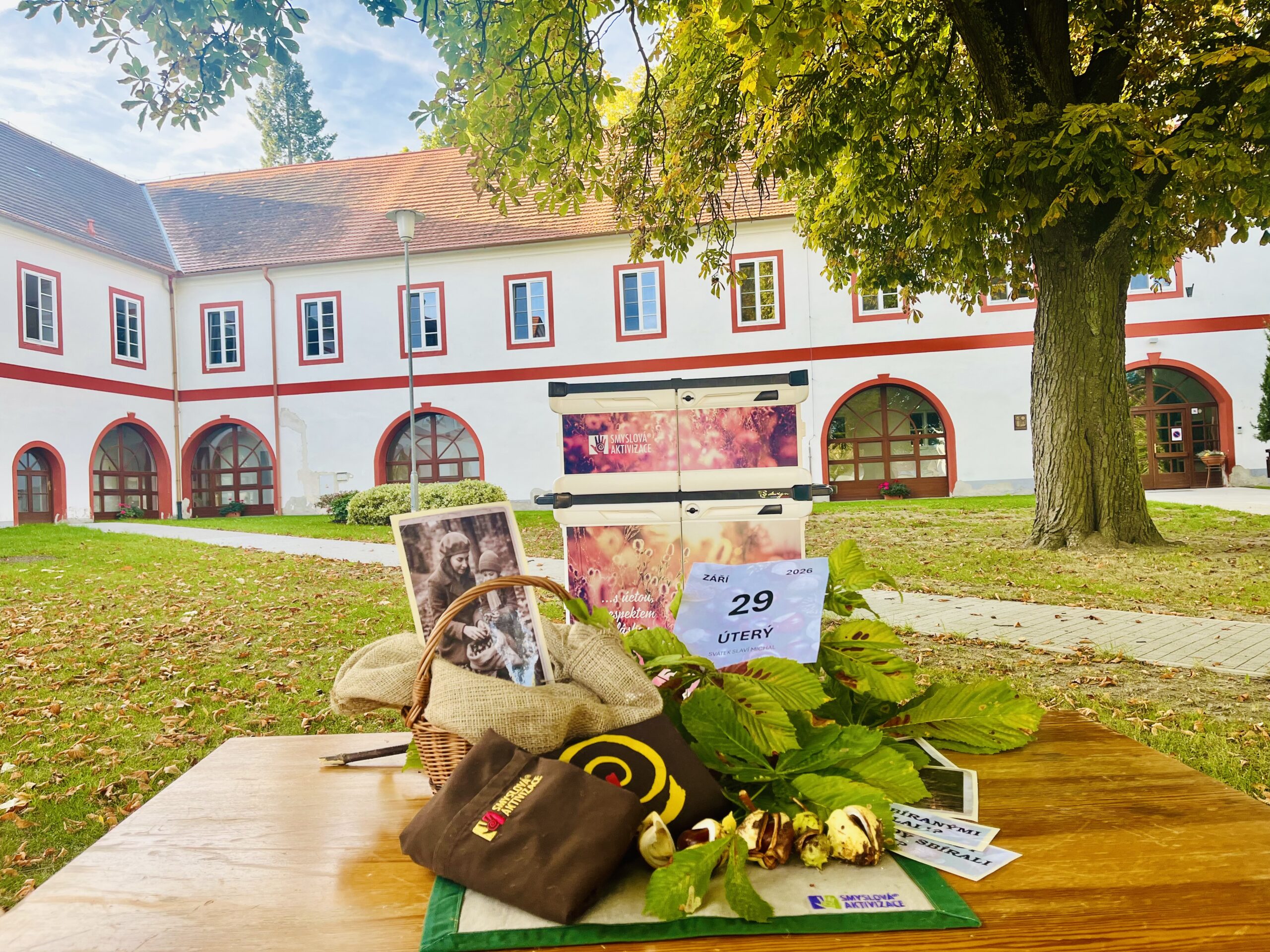 Připravené prostředí ke smyslové aktivizaci na téma sběr kaštanů