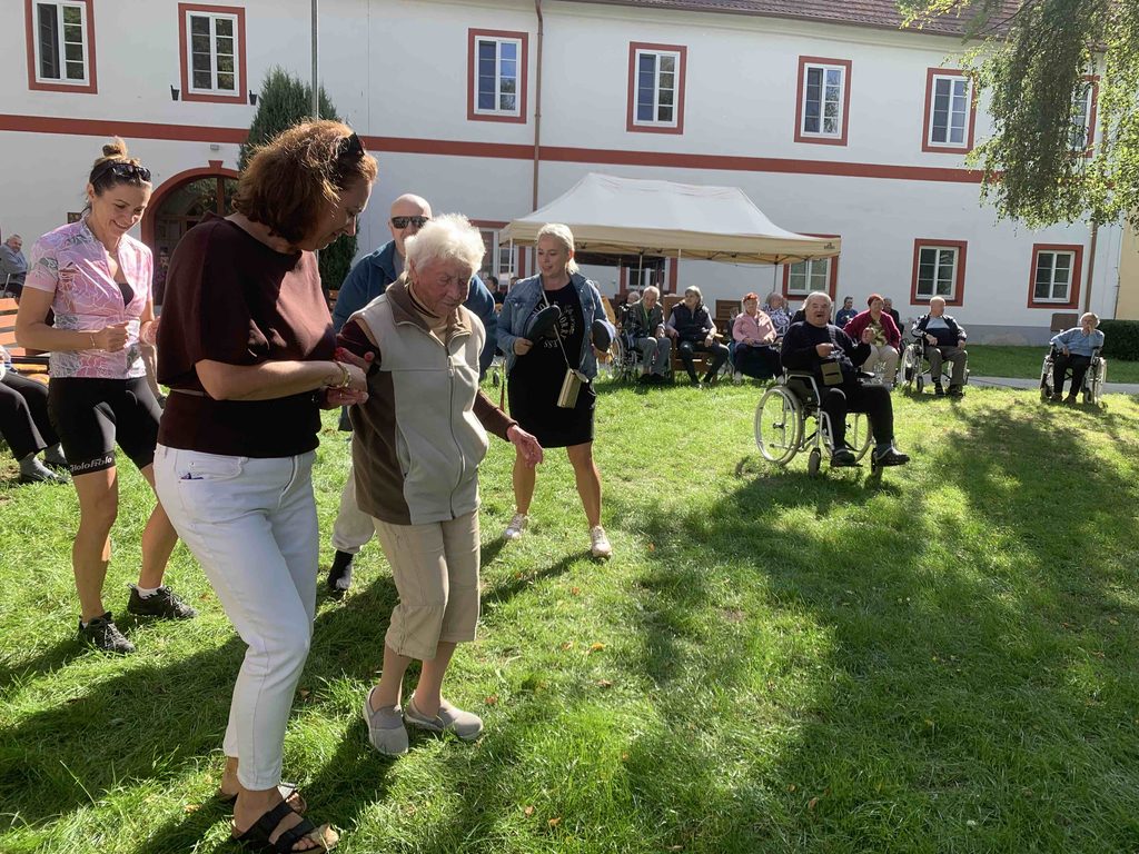 Klienti a zaměstnanci domova tančí na hudbu kapely MUF