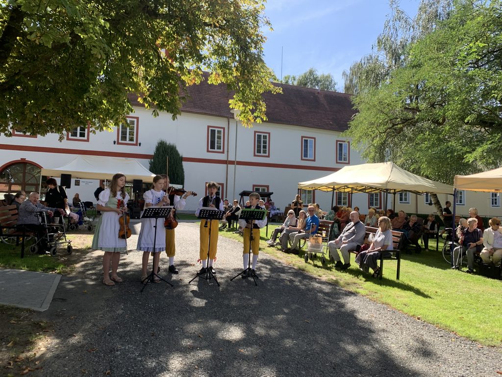 Folklorní soubor Otavánek vystupuje před klienty a návštěvníky Zámecké slavnosi