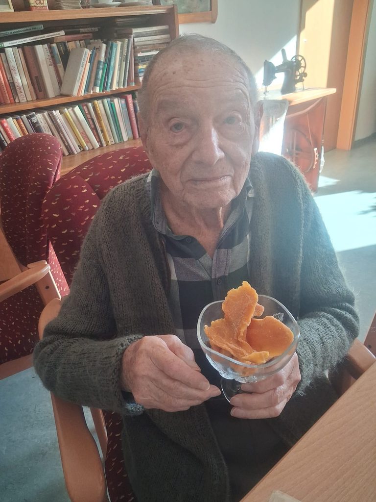klient a pohár s ovocem