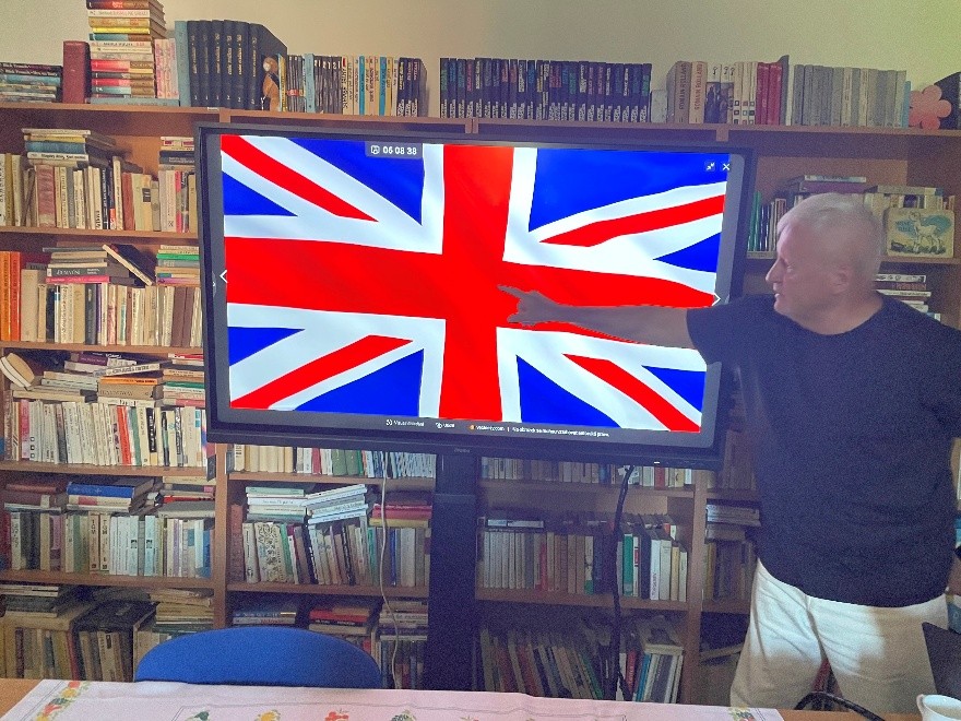 Přednášející ukazuje anglickou vlajku 
