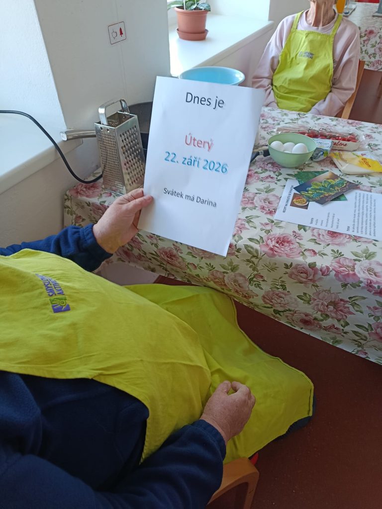 Klientka se orientuje v datu a čase, čte cedulku s aktuálním datem a ročním obdobím