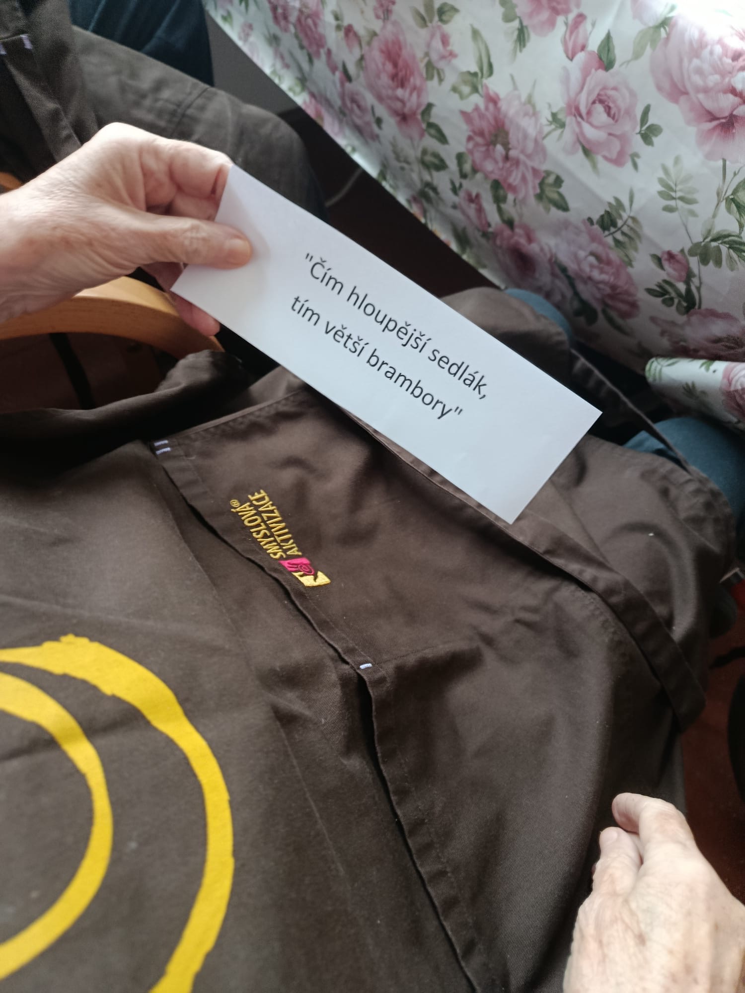 Klient čte pranostiku k tématu brambory na loupačku