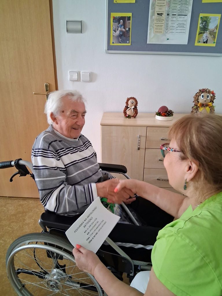 Podání rukou, přivítání a zorientování se v čase (den, roční období)