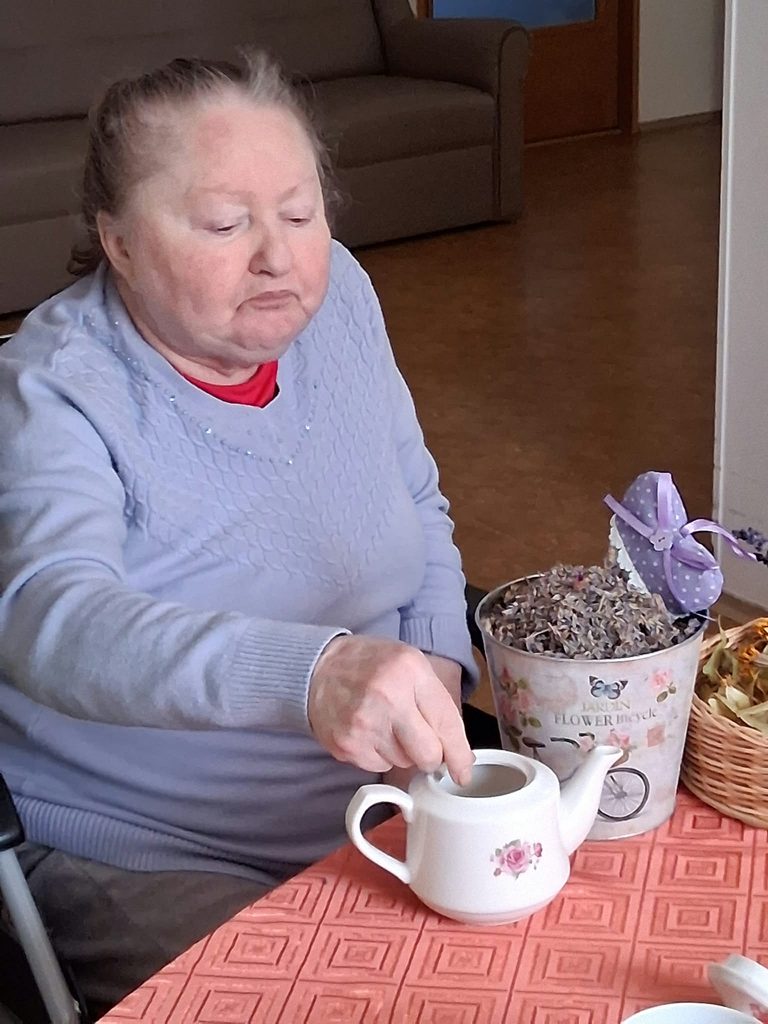 Klientka si sype čajovou směs do konvice