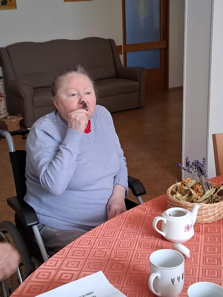 Klientka si přičichá k snítce sušeného čaje