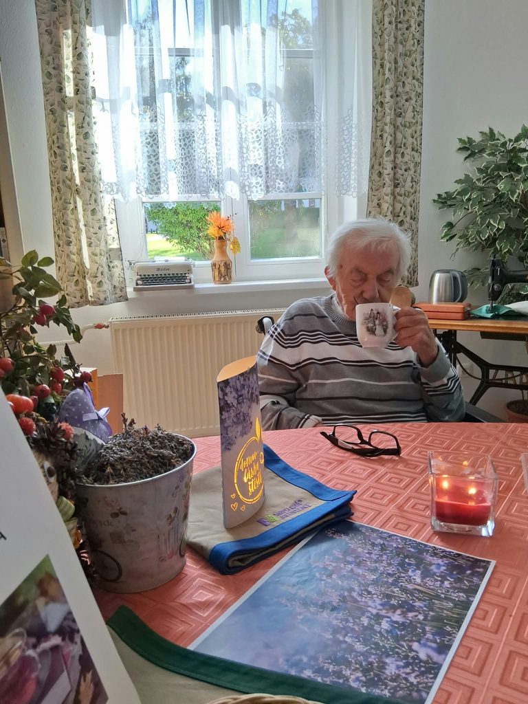 Klient pije čaj