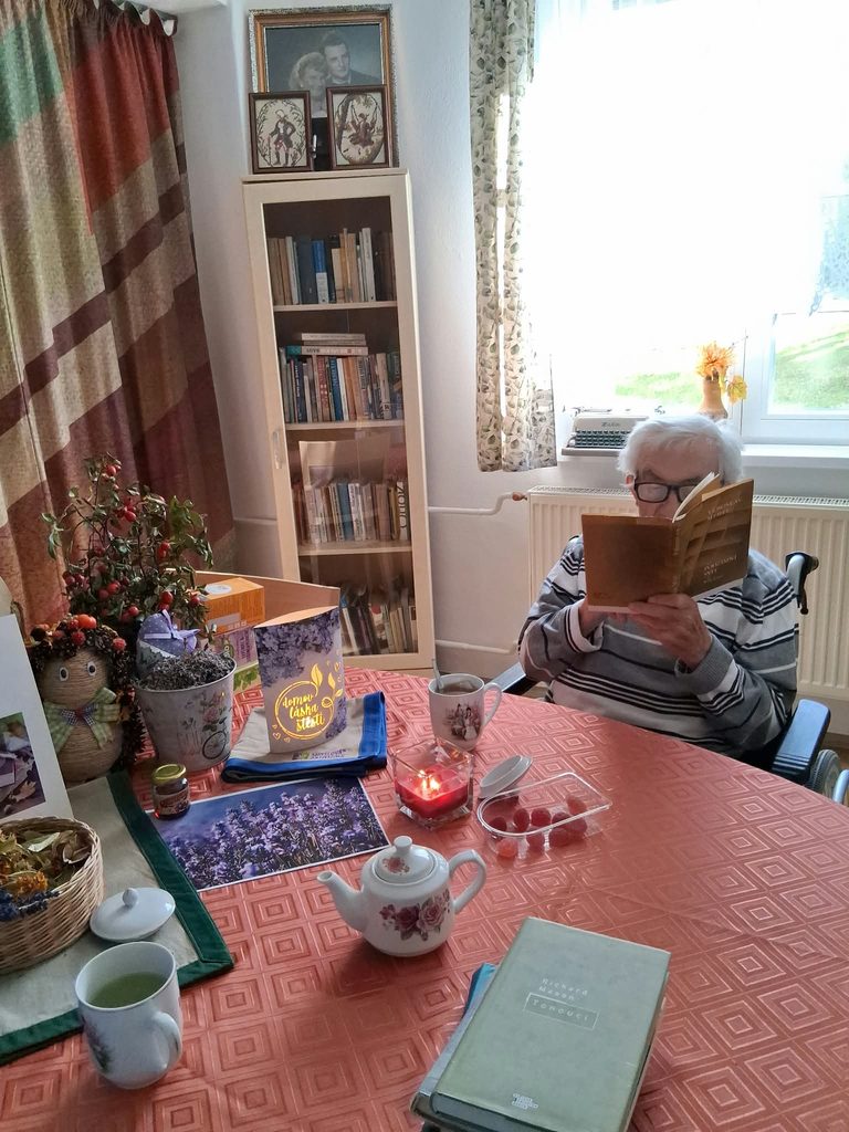 Klient si u čaje čte v knize