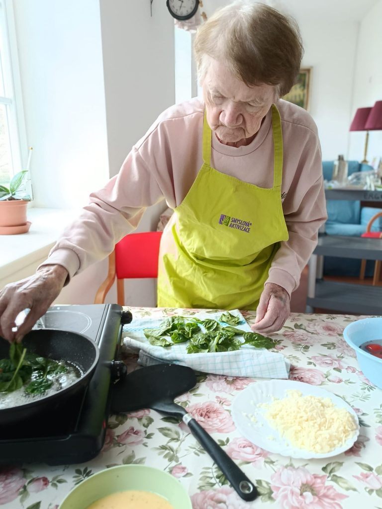 Klientka dává špenát na pánvičku