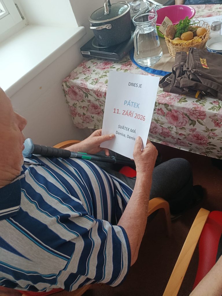 Klient se orientuje v čase - čte z listu papíru aktuální datum, roční období