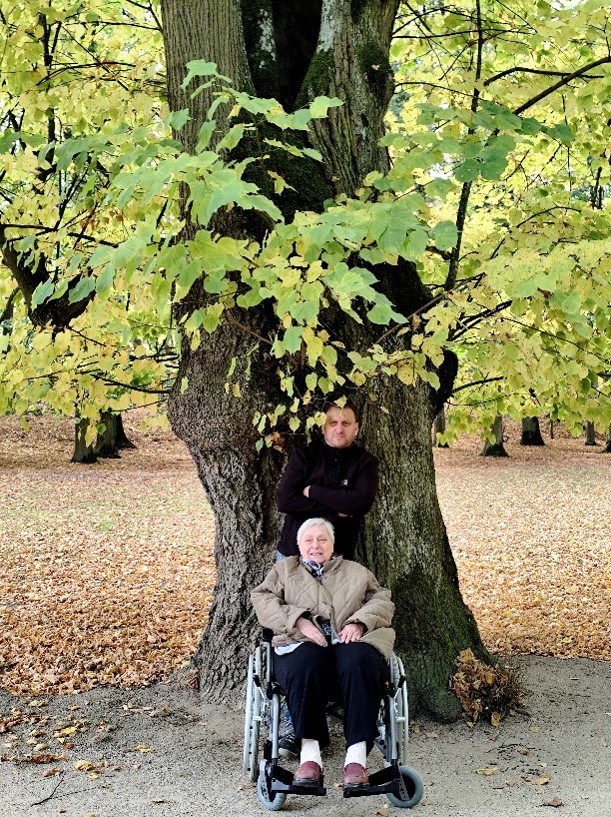 klientka s řidičem pod stromem