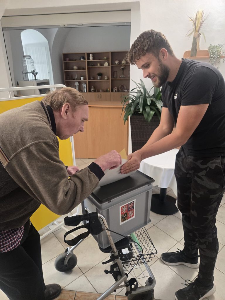 Klient vhazuje své hlasy do přenosné urny