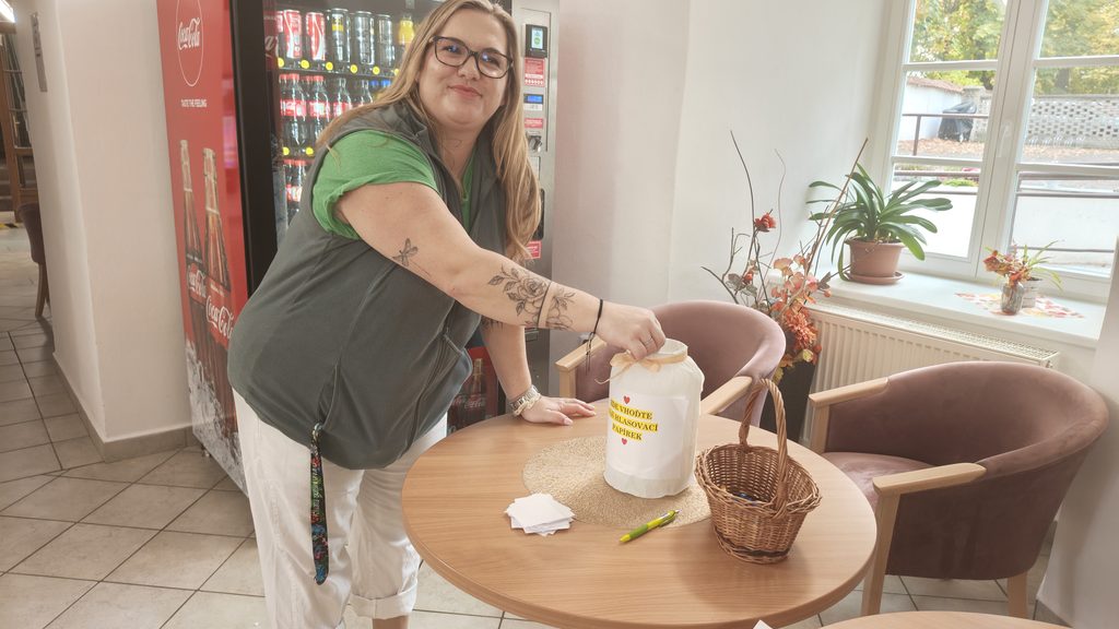 Zaměstnankyně domova hlasuje v anketě o nej hnětynku