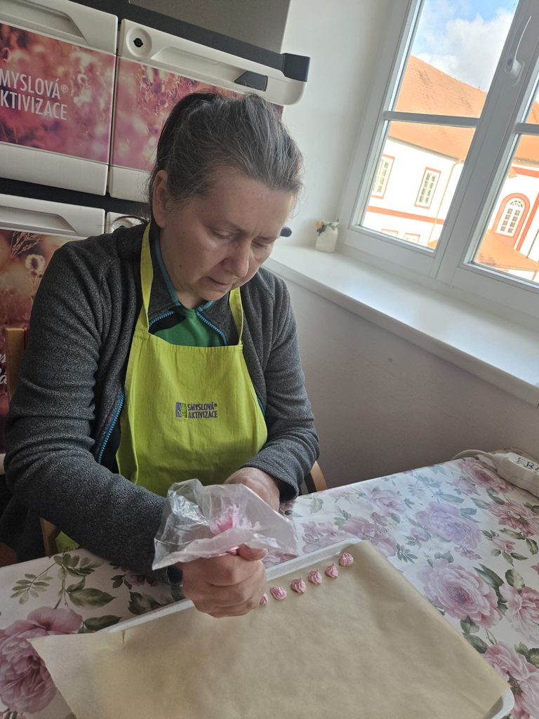 Klientka vyrábí ozdoby na hnětynky