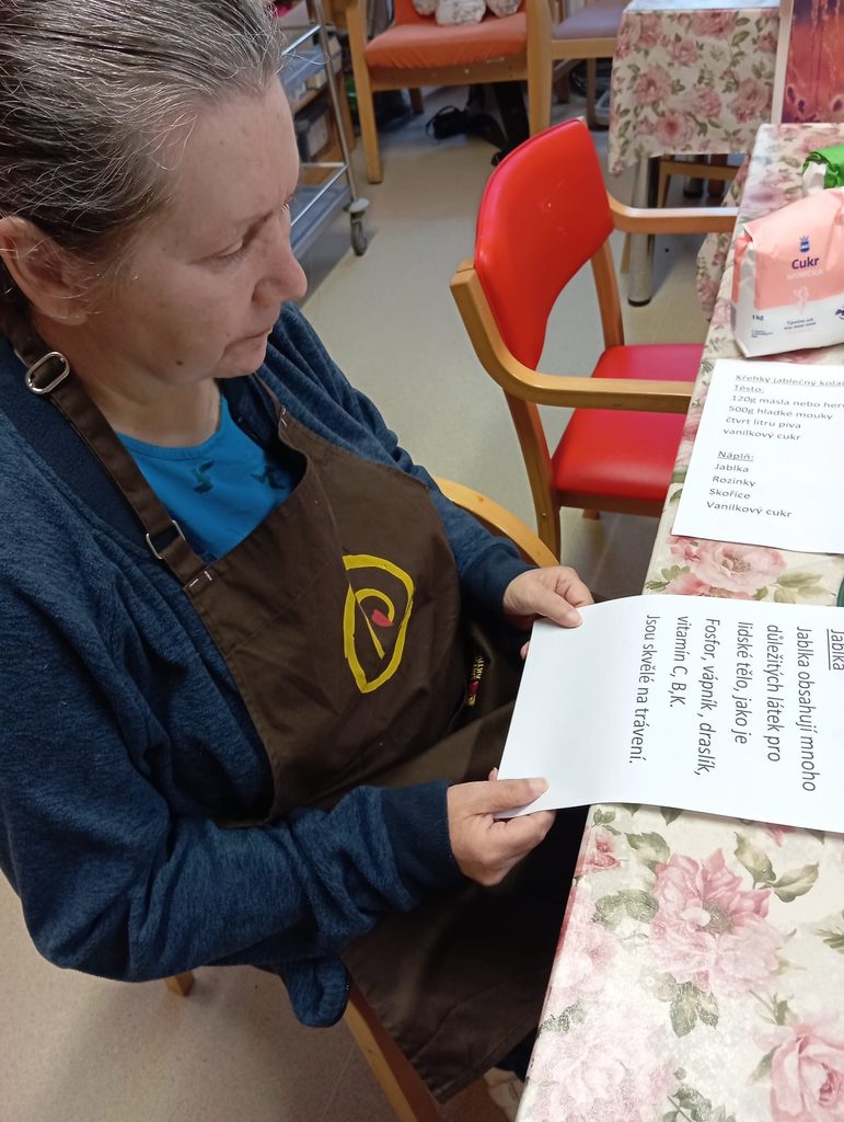 Klientka čte recept na jablkový koláč